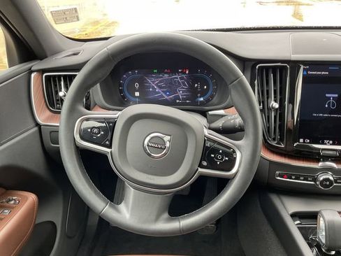 Used 2023 Volvo XC60 B5 Plus image 22