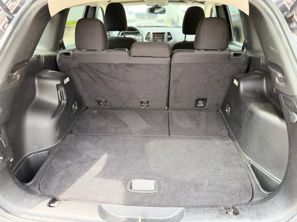 Used 2015 Jeep Cherokee Latitude FWD image 23