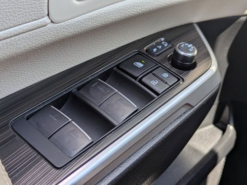 Used 2023 Toyota Sienna Limited image 25