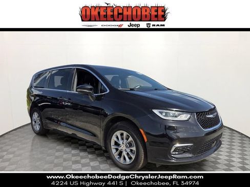 Used 2025 Chrysler Pacifica Select AWD/4WD image 1