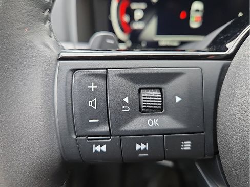 Used 2024 Nissan Rogue SL AWD/4WD image 19