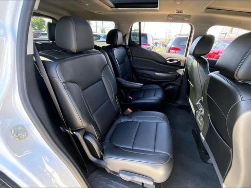 Used 2021 GMC Acadia SLT w/ Elevation Edition FWD image 25
