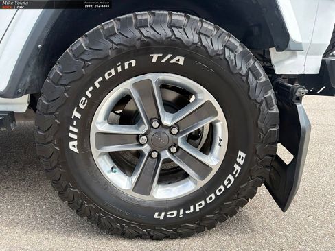 Used 2022 Jeep Wrangler Unlimited Sahara w/ Cold Weather Group AWD/4WD image 9