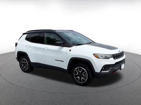 Used 2025 Jeep Compass Trailhawk AWD/4WD image 2