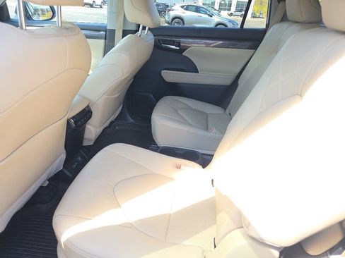 Used 2023 Toyota Highlander Platinum AWD/4WD image 8