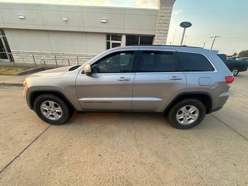Used 2017 Jeep Grand Cherokee Laredo RWD image 6