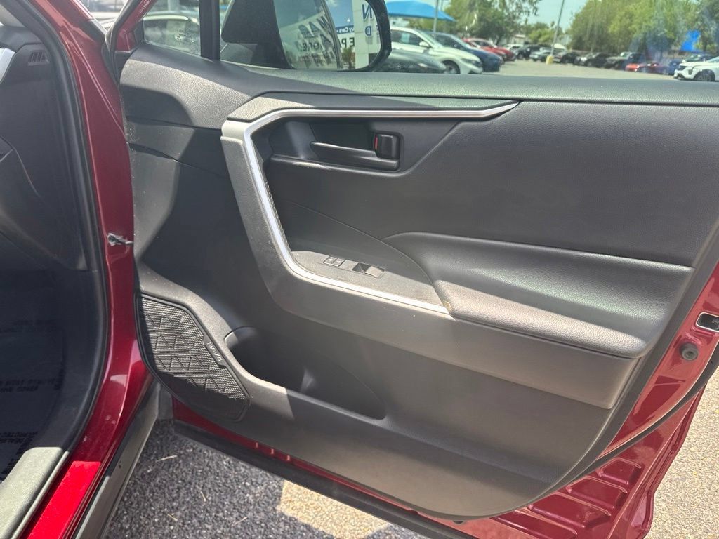 Used 2020 Toyota RAV4 LE FWD image 24