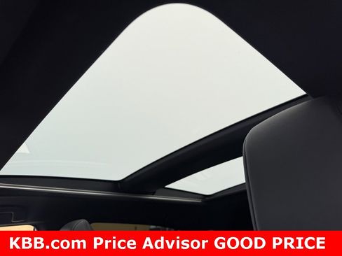 Used 2021 Toyota Venza Limited image 2