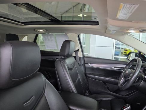 Used 2017 Cadillac XT5 Premium Luxury AWD/4WD image 2