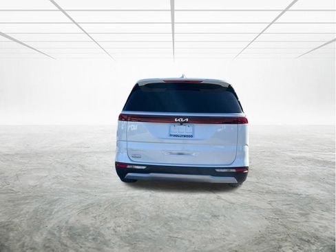 Used 2023 Kia Carnival EX image 5