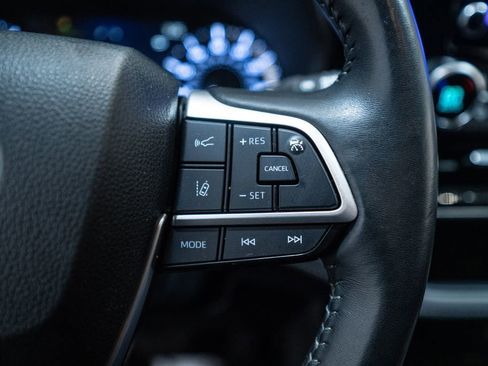 Used 2024 Toyota Highlander LE AWD/4WD image 20