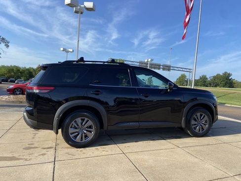Used 2024 Nissan Pathfinder SV FWD image 14
