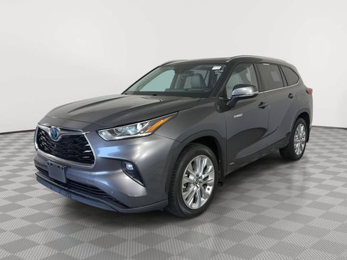 Used 2021 Toyota Highlander Limited w/ Protection Package #3 (TMS) AWD/4WD image 3