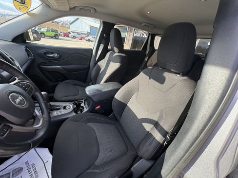 Used 2019 Jeep Cherokee Latitude w/ Cold Weather Group image 33