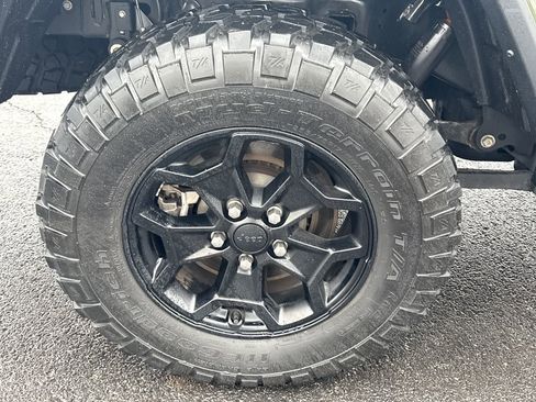 Used 2021 Jeep Gladiator Willys image 10