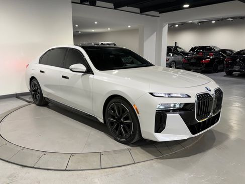 Used 2023 BMW i7 xDrive60 w/ Executive Package 2 AWD/4WD image 10