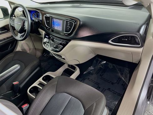 Used 2020 Chrysler Voyager LX image 28