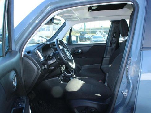 Used 2018 Jeep Renegade Latitude w/ Cold Weather Group image 9