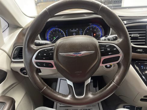 Used 2017 Chrysler Pacifica Touring-L image 29