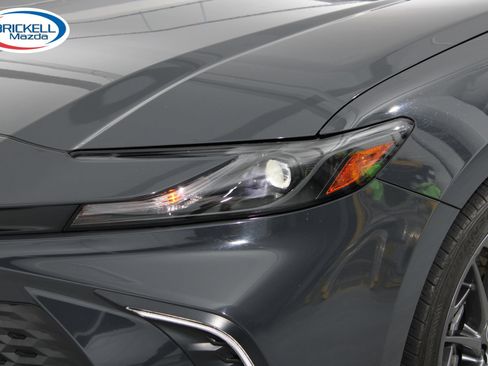 Used 2025 Toyota Camry SE FWD image 9