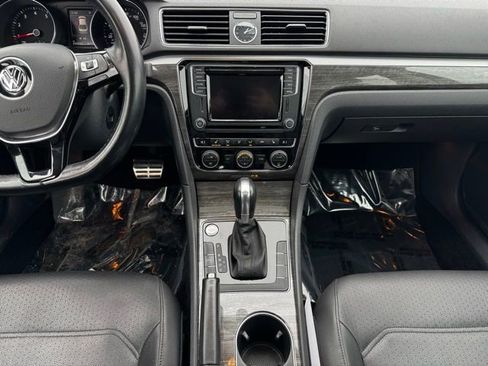 Used 2017 Volkswagen Passat 1.8T SE image 2