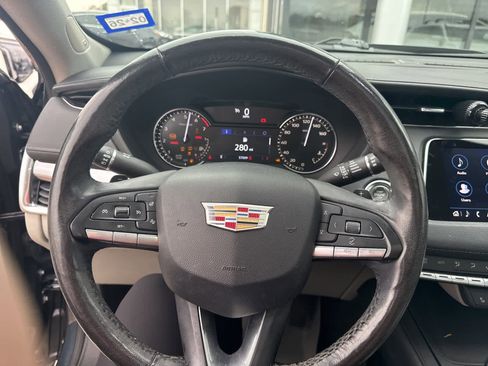 Used 2021 Cadillac XT4 Luxury w/ Cold Weather Package image 7