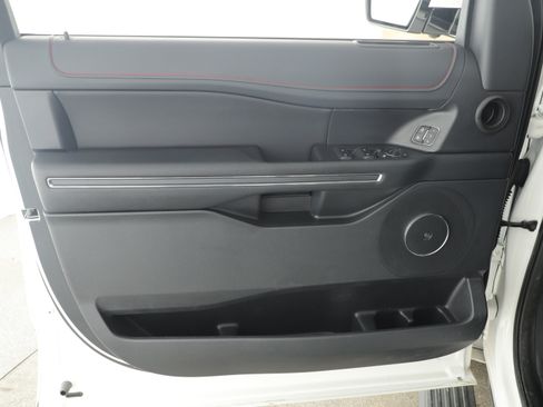 Used 2022 Ford Expedition Limited image 8