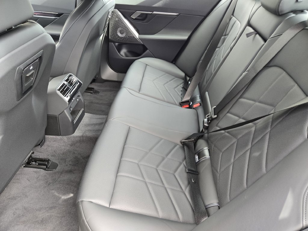 Certified 2026 BMW i5 eDrive40 AWD/4WD image 32