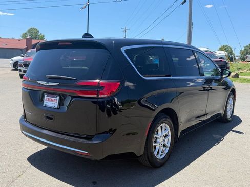Used 2024 Chrysler Pacifica Touring-L FWD image 3