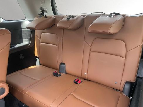 Used 2025 Nissan Pathfinder Platinum FWD image 11