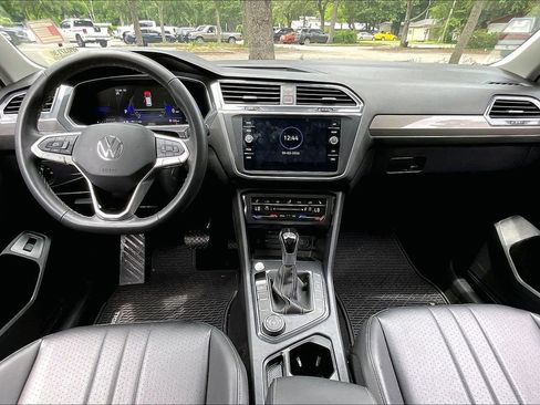 Used 2024 Volkswagen Tiguan SE w/ Panoramic Sunroof Package AWD/4WD image 7