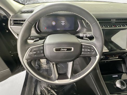 Used 2023 Jeep Grand Cherokee Laredo AWD/4WD image 11