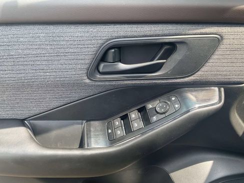 Used 2023 Nissan Rogue S AWD/4WD image 19