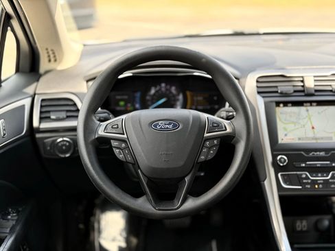 Used 2019 Ford Fusion SE FWD image 25