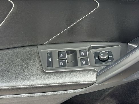 Used 2023 Volkswagen Tiguan SE w/ Panoramic Sunroof Package AWD/4WD image 12