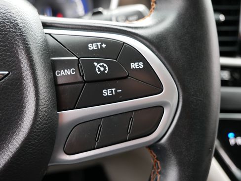 Used 2017 Chrysler Pacifica Touring-L FWD image 27
