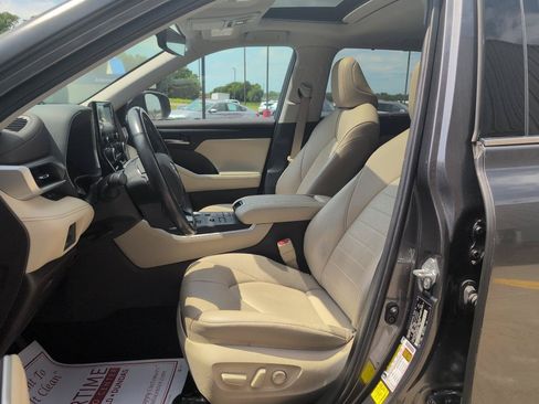 Used 2021 Toyota Highlander XLE AWD/4WD image 9