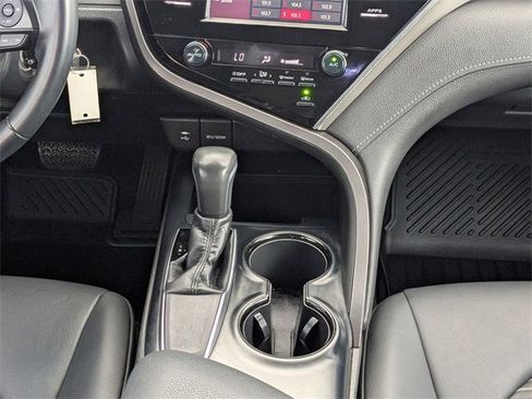 Used 2018 Toyota Camry SE image 17