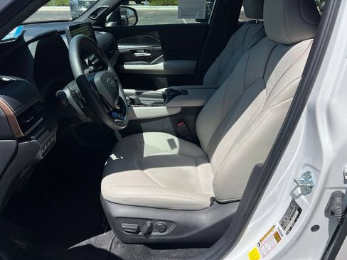 Used 2024 Toyota Grand Highlander AWD Hybrid image 11