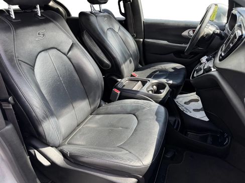 Used 2019 Chrysler Pacifica Touring-L w/ S Appearance Package FWD image 15