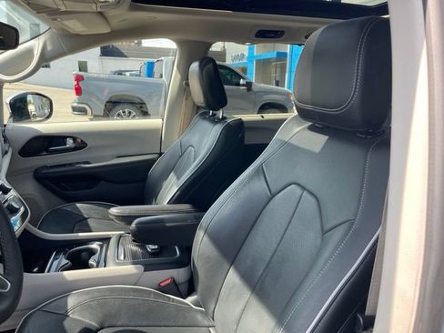 Used 2023 Chrysler Pacifica Limited FWD image 15
