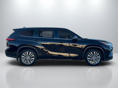 Certified 2022 Toyota Highlander Platinum image 4