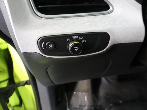 Used 2019 Chevrolet Bolt Premier w/ Infotainment Package image 37