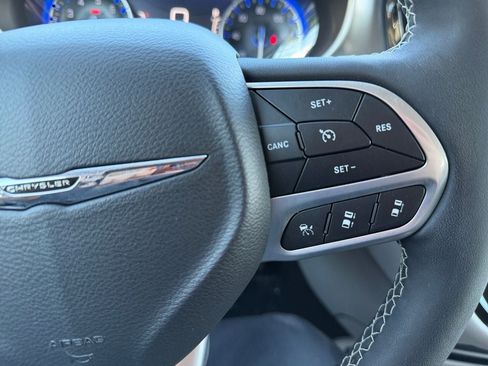 Used 2022 Chrysler Pacifica Touring-L FWD image 16