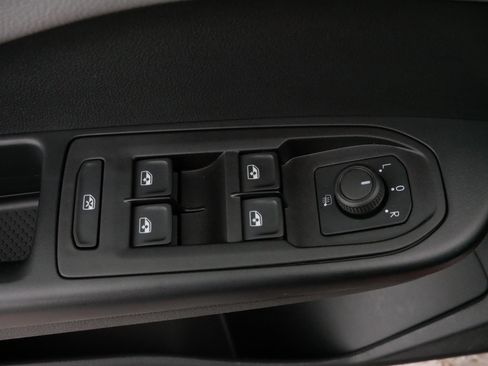 Certified 2024 Volkswagen Taos SE image 19