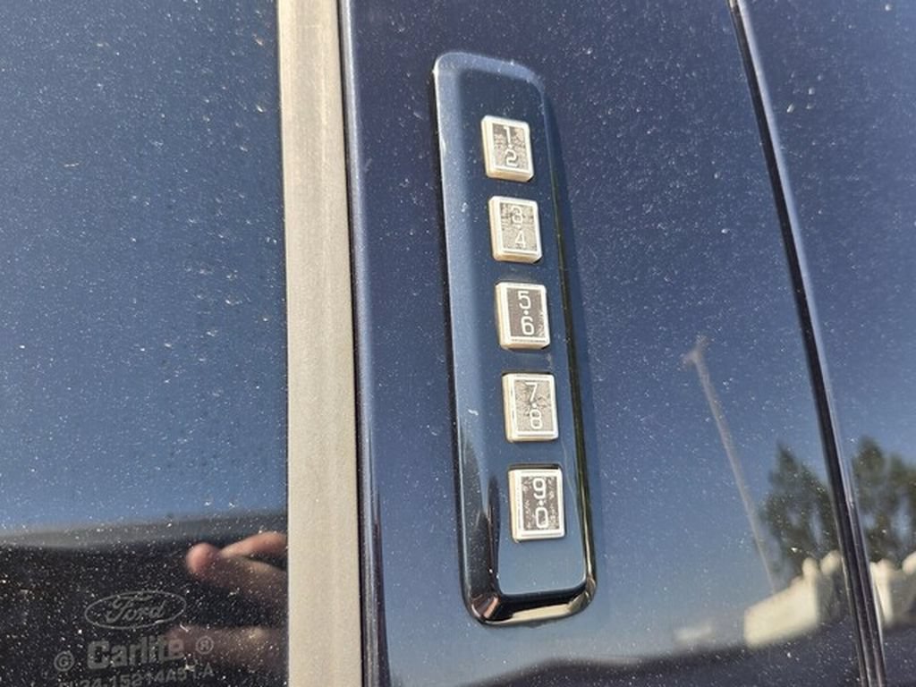 Used 2015 Ford F150 Platinum w/ Equipment Group 701A Luxury AWD/4WD image 4