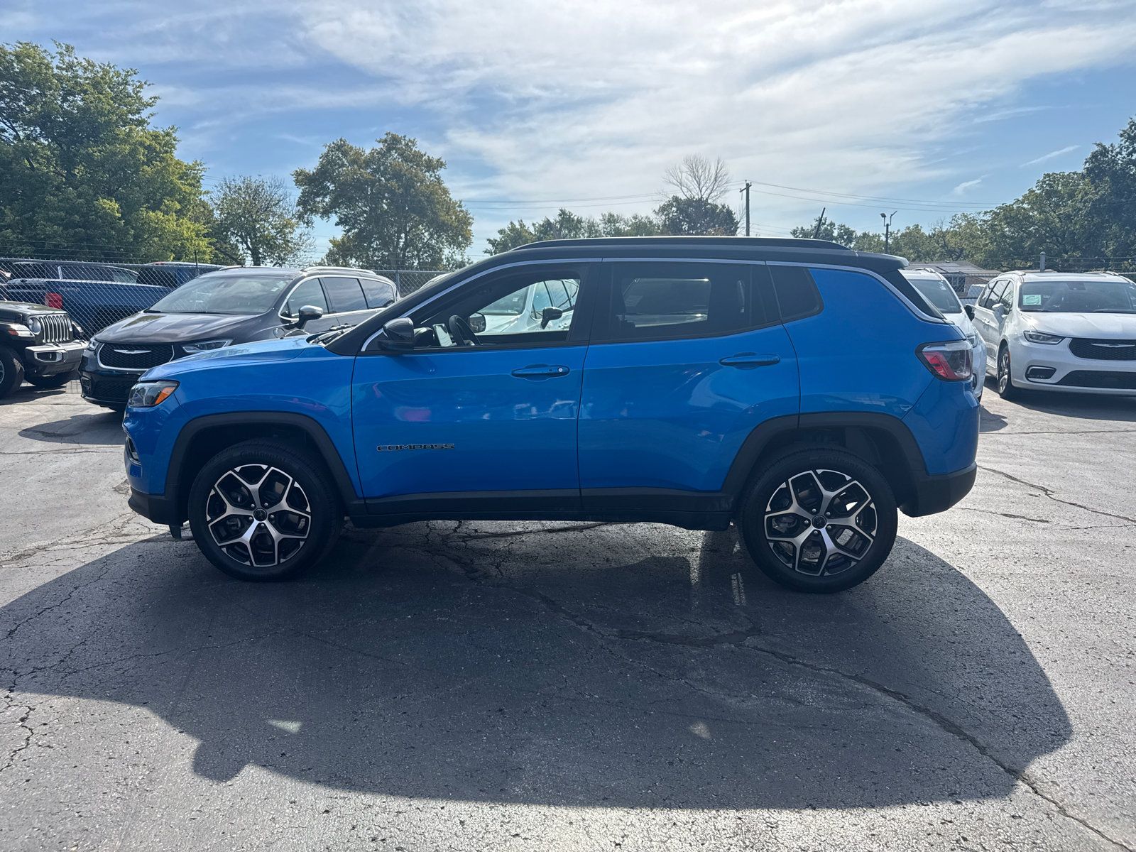 Used 2025 Jeep Compass Limited AWD/4WD image 3