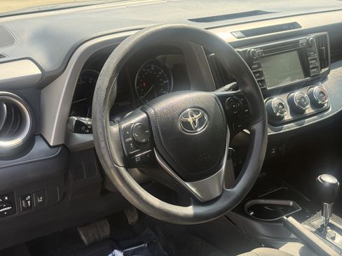 Used 2018 Toyota RAV4 LE FWD image 12