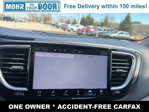 Used 2023 Chrysler Pacifica Touring-L image 19