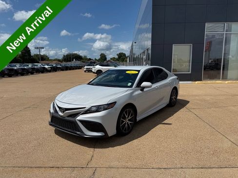 Used 2023 Toyota Camry SE FWD image 1